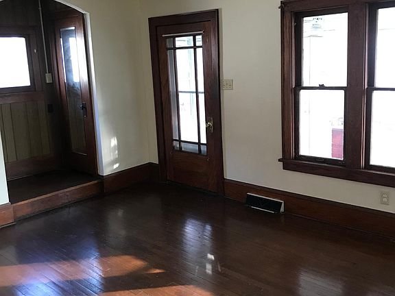 2nd image of 757 Iona Ave