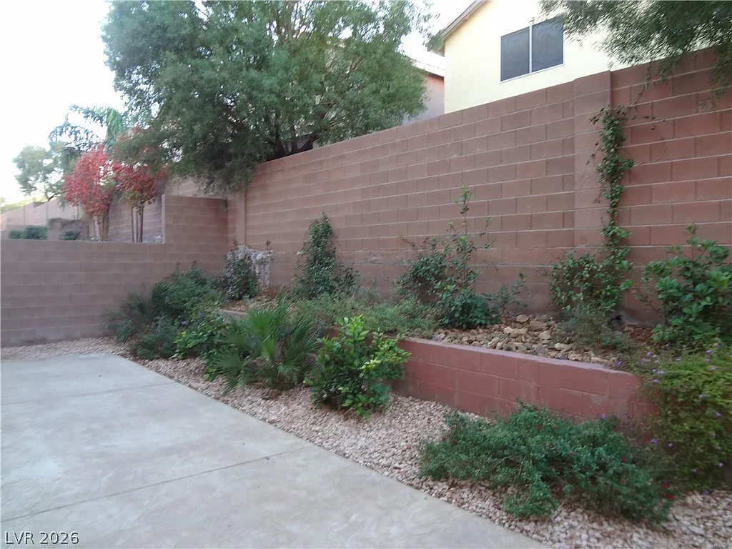 4 bed, 3.0 bath, 2022 sqft, $2,050 — Photo 2