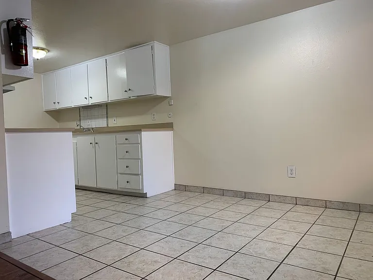 Large Quiet Two Bedroom — Photo 7