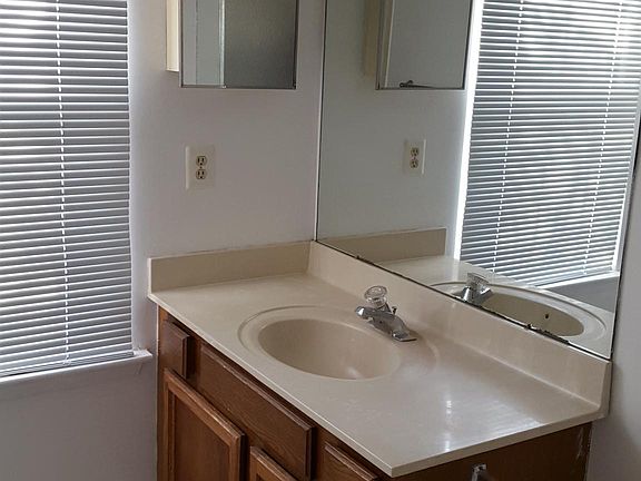 5th image of 402 Cheshire Ct
