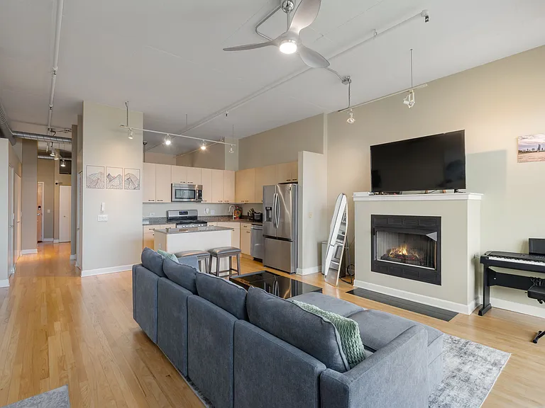 1301 W Madison St #503 — Photo 3