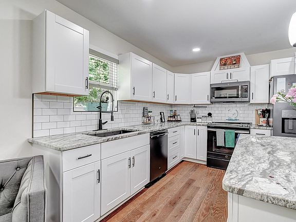 3rd image of 115 Albert St