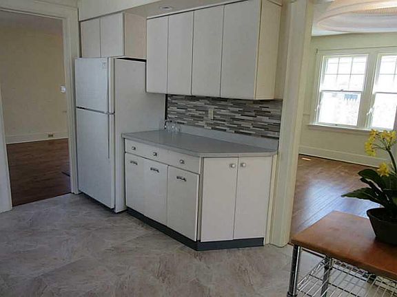 3rd image of 420 Vermont Ave