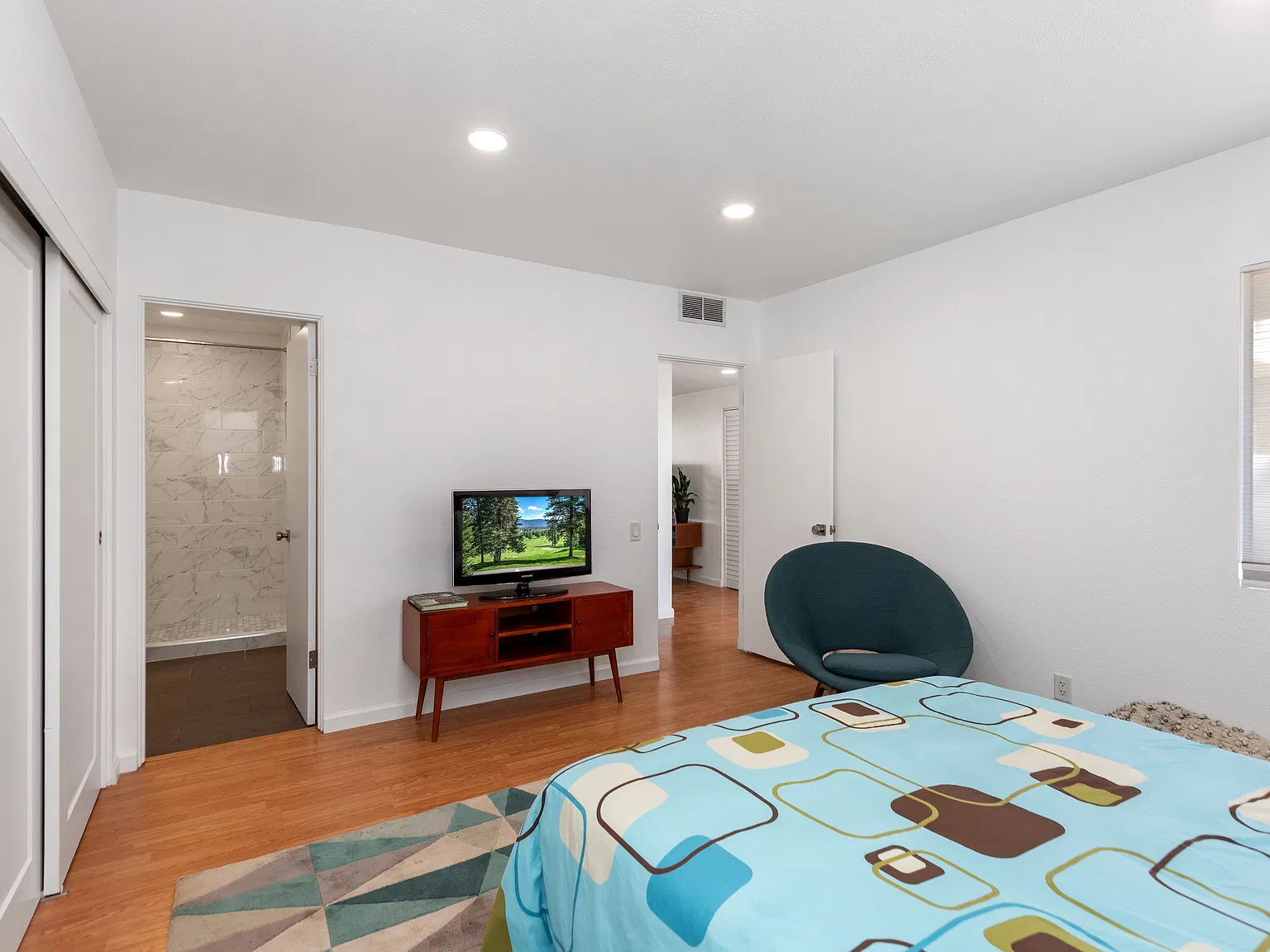 2 bed, 2.0 bath, 945 sqft, $2,400 — Photo 3