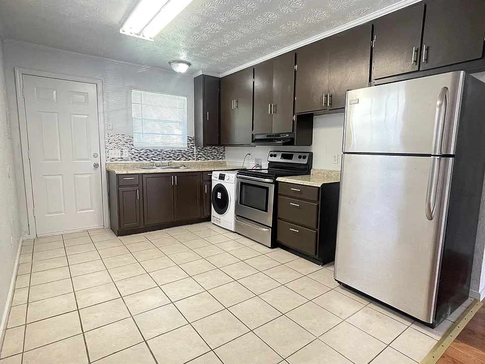 5689 Atlee Ave