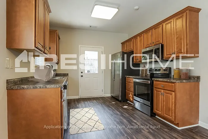 102 Rockbrook Ln — Photo 3