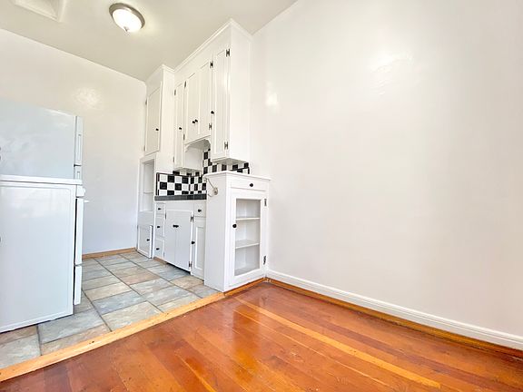2nd image of 606 S Dunsmuir Ave #304