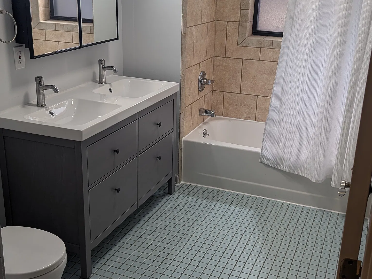 Spacious 2 Bedroom, 1 Bathroom Apartment in Squirrel Hill South — Photo 4