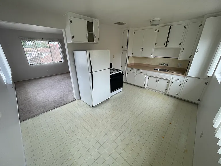2568 Landis St — Photo 5