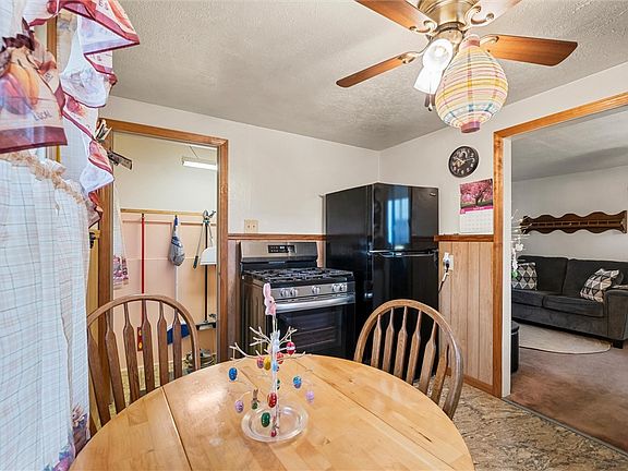 4th image of 1104 Leslie St