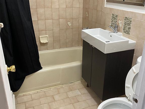 3rd image of 605 Hollywood Ave APT 3