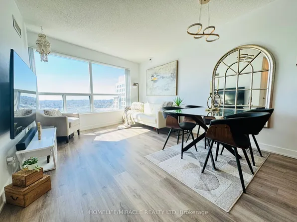 36 Lee Centre Dr #2106, Toronto, ON M1H 3K2