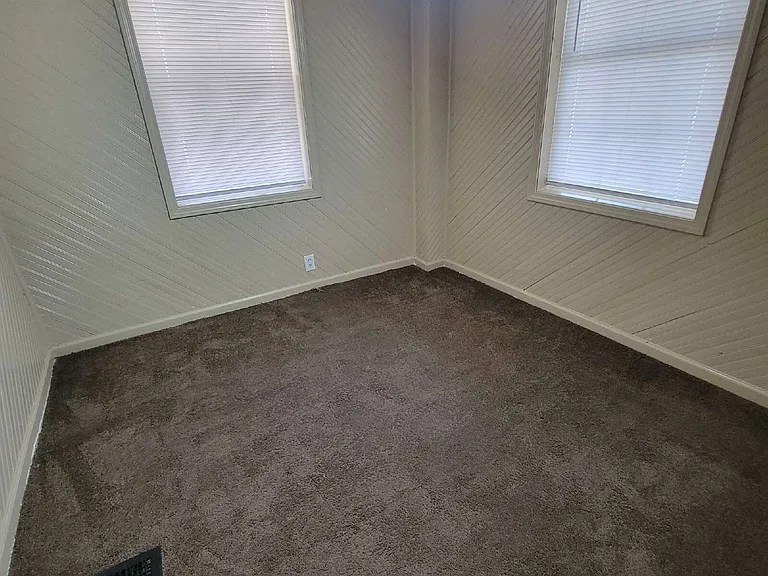 1450 Blaine Ave — Photo 2
