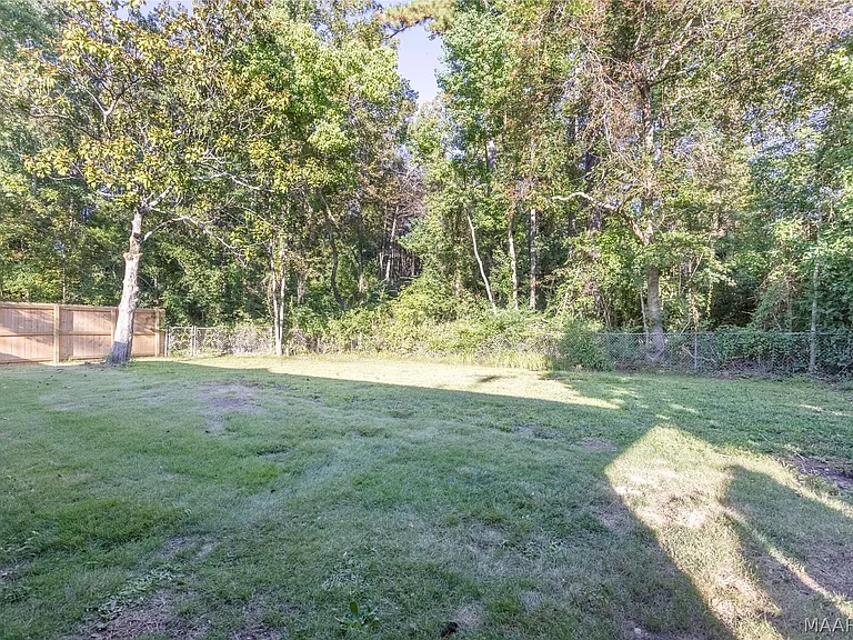 221 Moncrief St — Photo 20