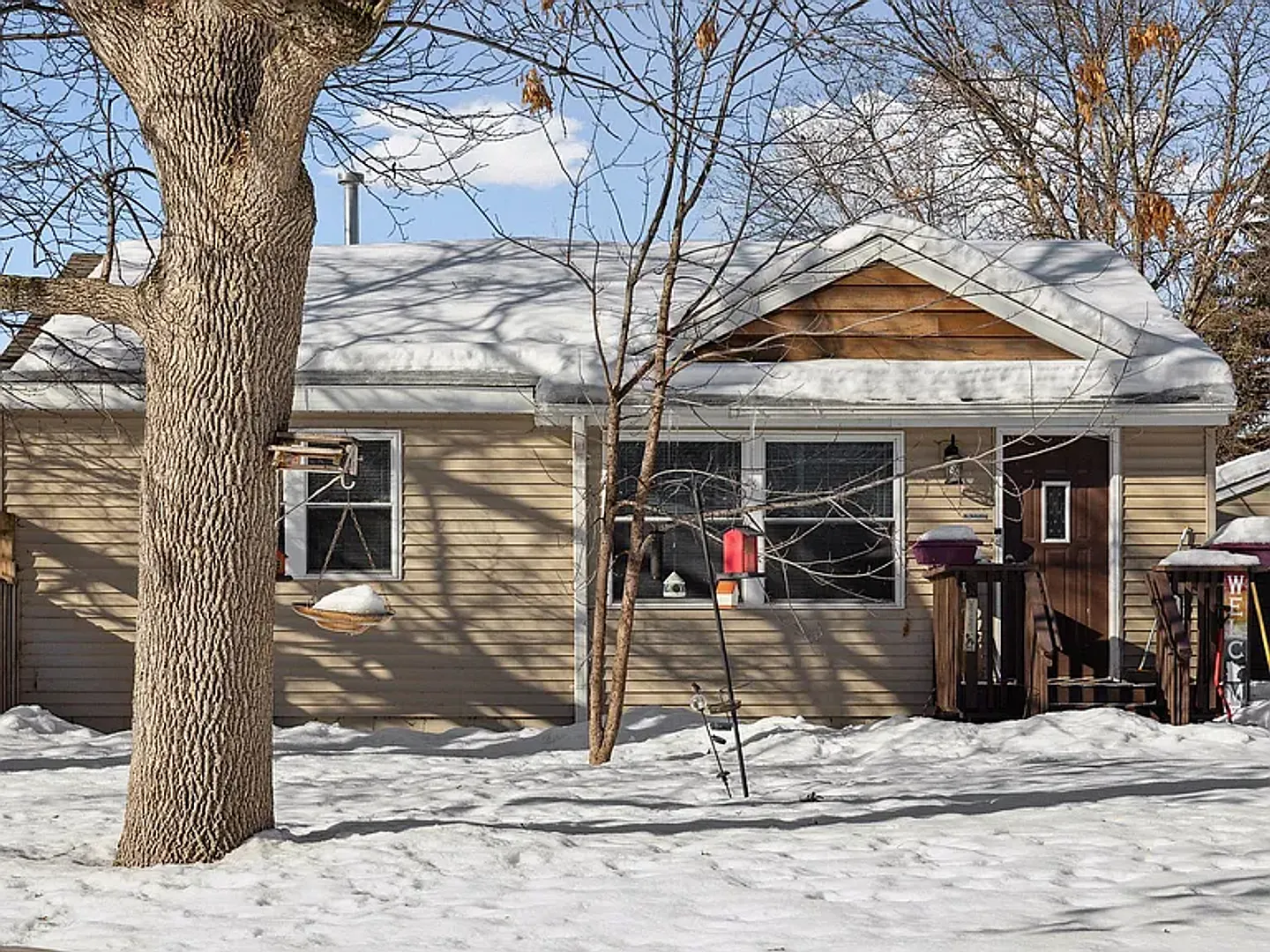 Updated 3 Bed | 1 Bath Duplex W/ Private Fenced Yard & Laundry — Photo 2