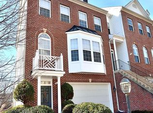 8836 Royal Doulton Ln, Fairfax, VA 22031