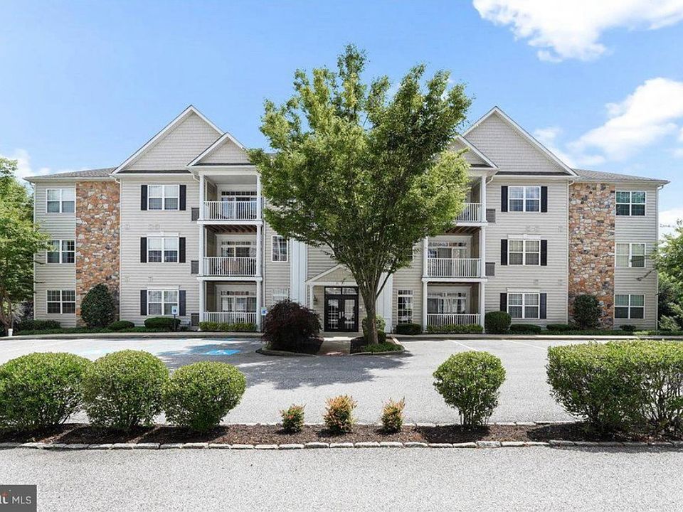 1st image of 107 Victoria Gardens Dr #107