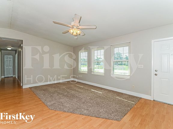 3rd image of 923 SW 31st Ter