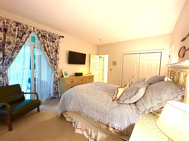 37 Bradford Commons Ln — Photo 16