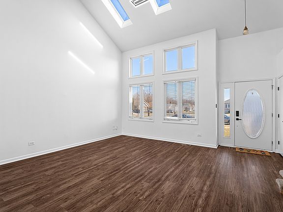 3rd image of 262 Lakeview Ct