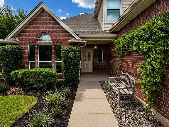 4th image of 749 W Park Ct