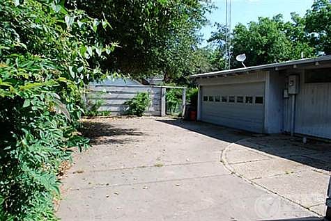 4th image of 1103 E Walnut St