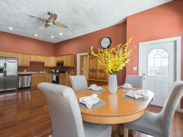 24 Union St APT B, Rockland, MA 02370