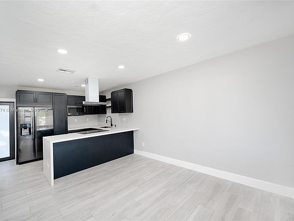 4th image of 300 Seaman Ave