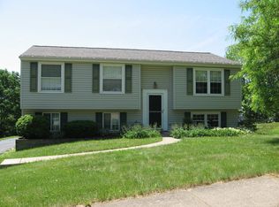 610 Meade Dr, Coraopolis, PA 15108