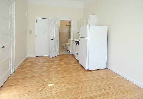 5th image of 138 Montague St APT 3
