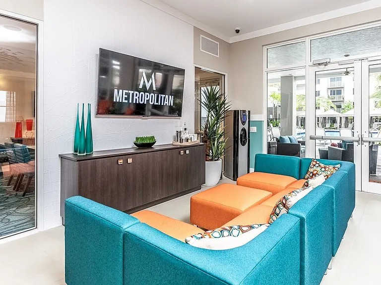 Metropolitan — Photo 12