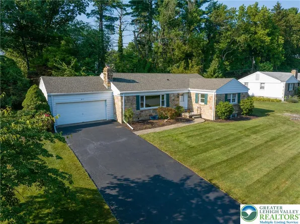 211 Flagstone Dr, Bethlehem, PA 18017