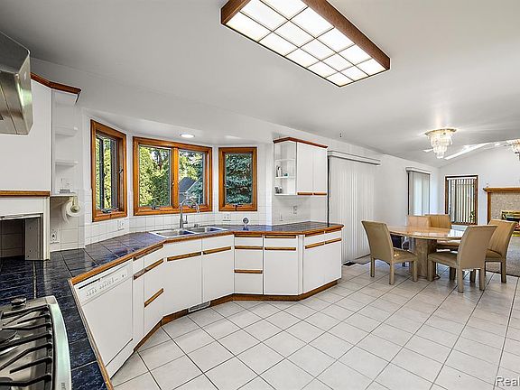 4th image of 39089 Casimira Ave