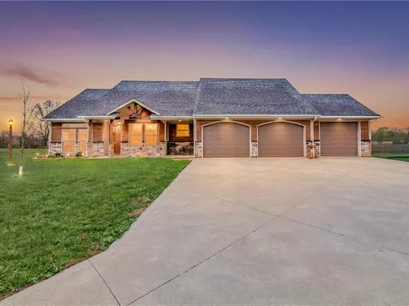 1001 Orchid St, Garden City, MO 64747