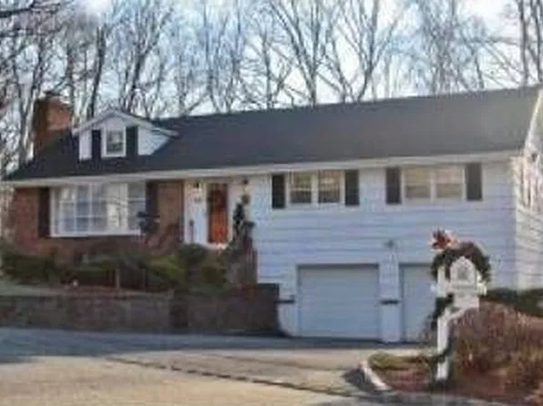 14 Willow Brook Dr, North Caldwell, NJ 07006