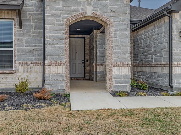 3rd image of 212 Colvin Ln