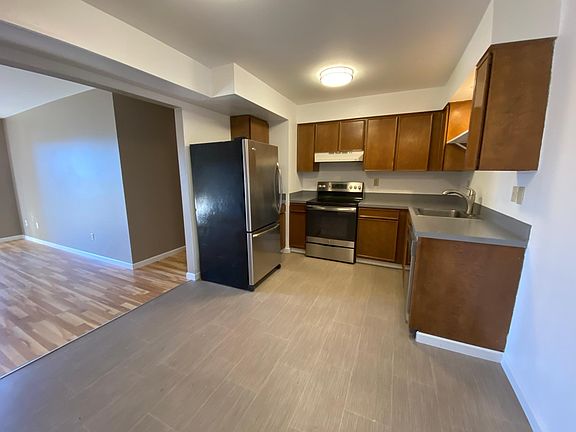 3rd image of 98 Hillcrest Dr #5