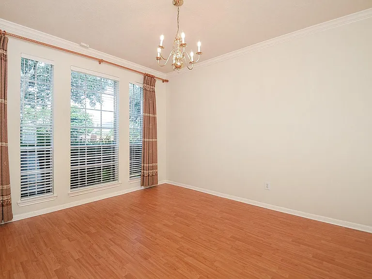 2715 Sunnycreek Ln — Photo 2