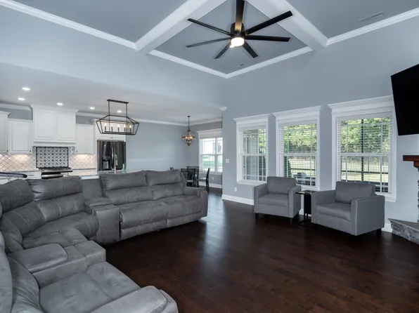 8398 Skybrook Dr, Ooltewah, TN 37363