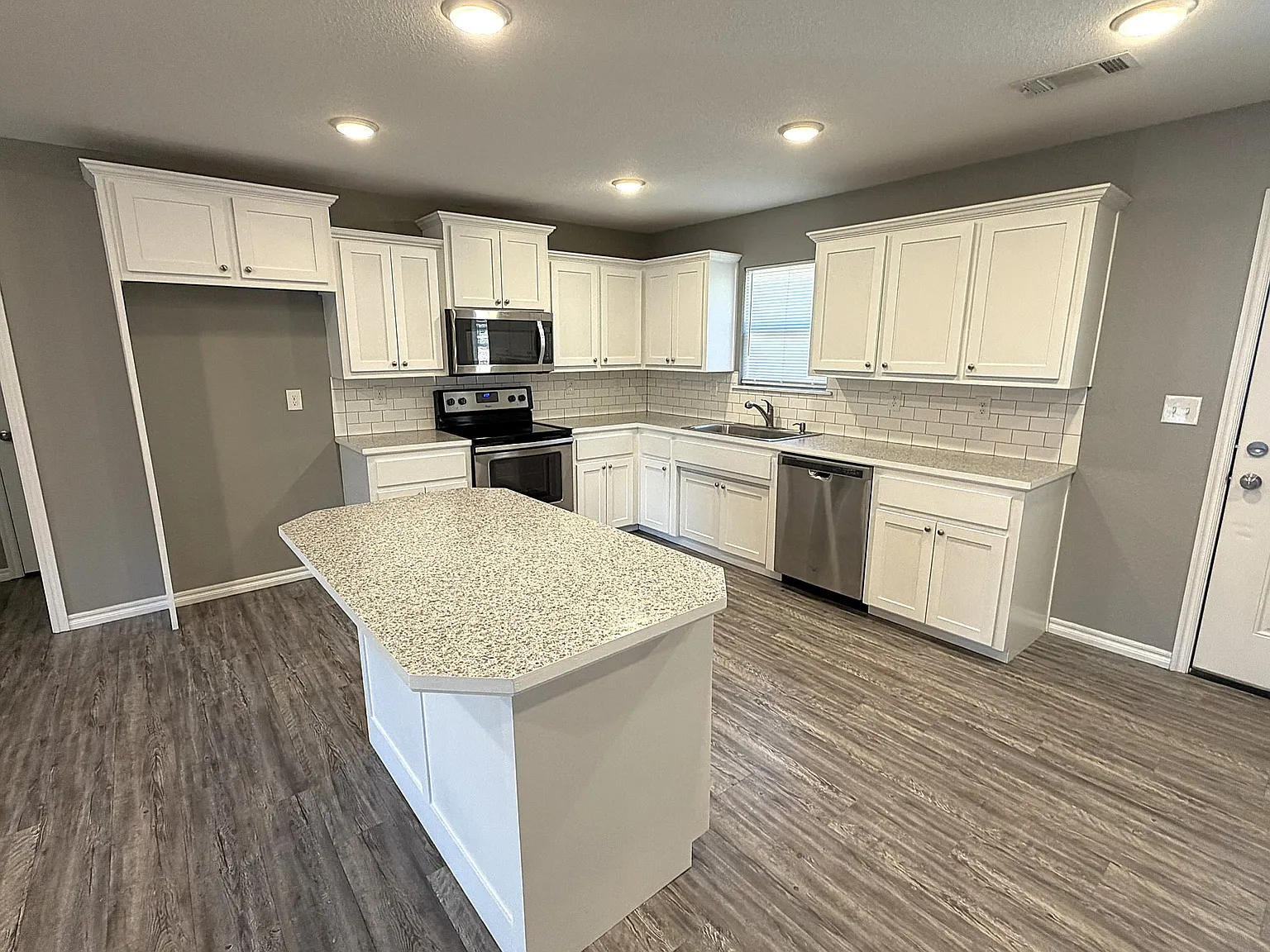 3 bed, 14777 sqft, $1,500 — Photo 4