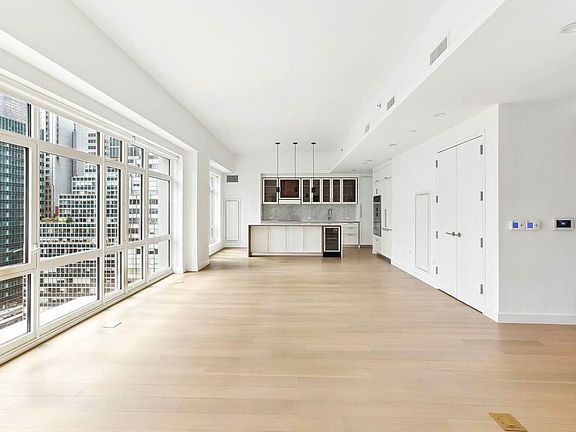 3rd image of 115 E 55th St APT 19A