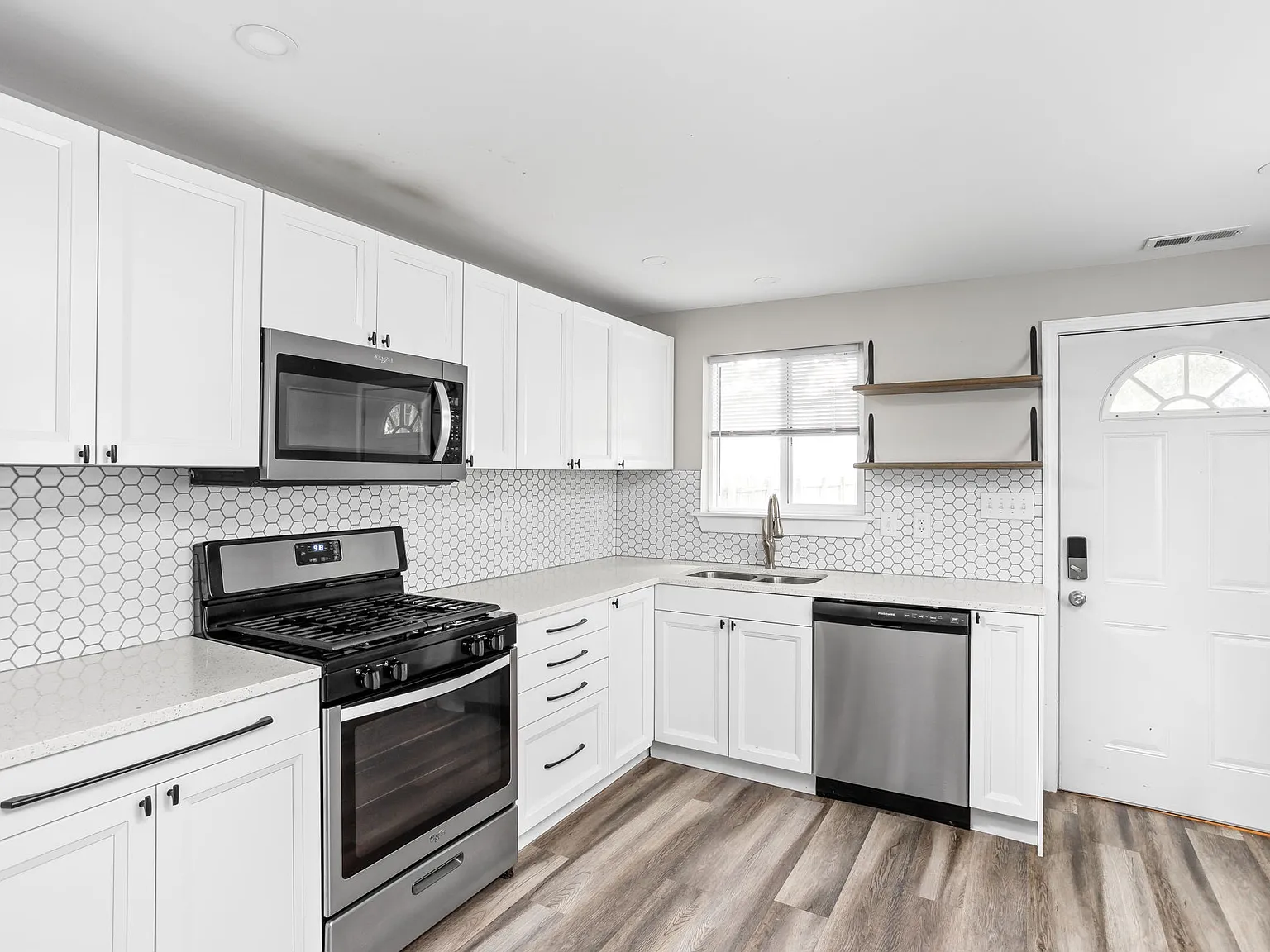 2115 Pleasant St — Photo 2