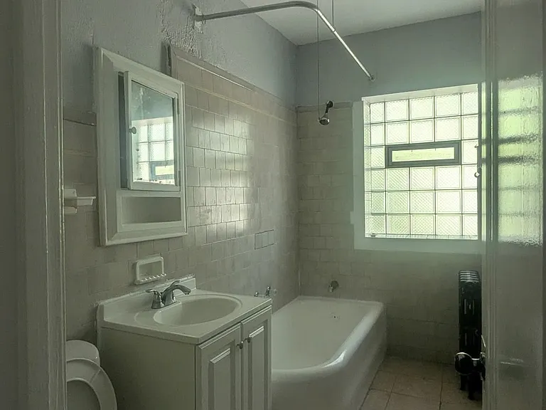 907 E 80th St #1 — Photo 2