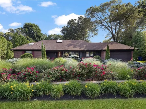 788 Namquid Dr, Warwick, RI 02888