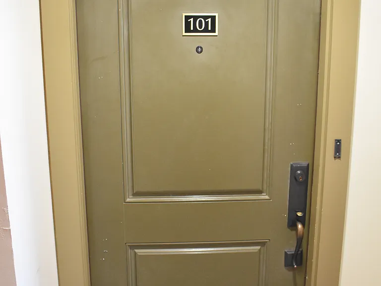 1261 Caroline St NE #101 — Photo 2
