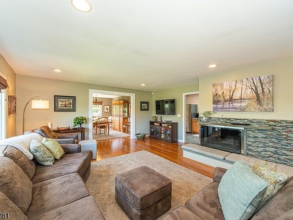 4th image of 327 Pleasant Hill Rd