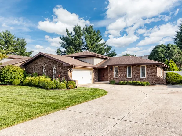 16W751 90th St, Willowbrook, IL 60527