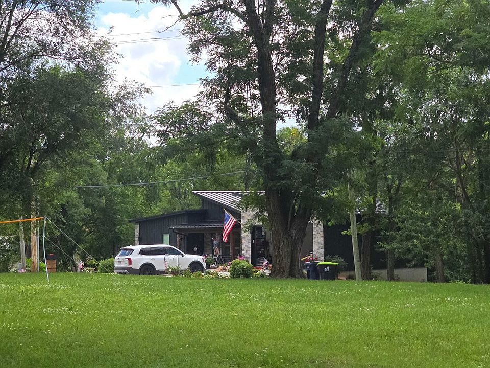 2nd image of 302 E Lafayette St