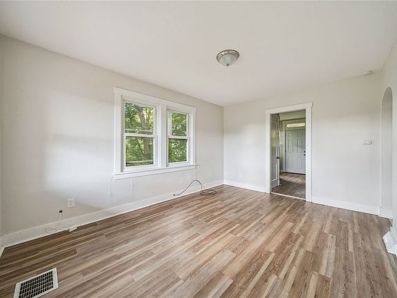 3rd image of 907 Vermont Ave