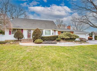 12 White Deer Ct, Huntington, NY 11743